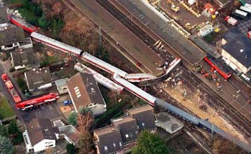 Υπερβολική ταχύτητα η πιθανή αιτία για τον εκτροχιασμό του τρένου στη Γερμανία – Εννέα οι νεκροί