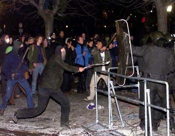 Εμμεση απειλή Χάιντερ προς την ΕΕ – Δεκάδες τραυματίες σε αντικυβερνητικές διαδηλώσεις