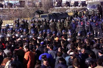 Βίαιες συγκρούσεις ανάμεσα σε Κοσοβάρους και δυνάμεις της KFOR