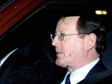 Συνομιλίες Τριμπλ και Ανταμς για τη διάσωση της ειρηνευτικής διαδικασίας στη Β.Ιρλανδία