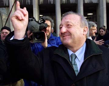 Για μια ακόμη φορά ζητείται η παραίτηση του Σόιμπλε