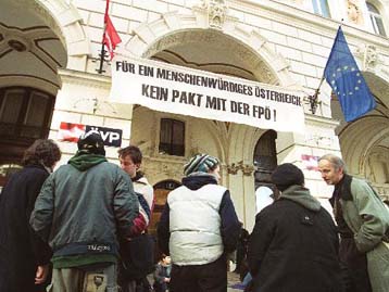 Η Κομισιόν τονίζει την απόφαση της ΕΕ κατά του Χάιντερ – Αντιδράσεις στην Αυστρία