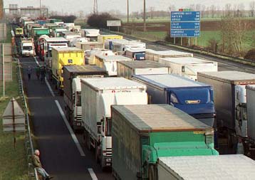 Με απεργιακές κινητοποιήσεις στις μεταφορές η πρώτη ημέρα εφαρμογής του 35ωρου στη Γαλλία