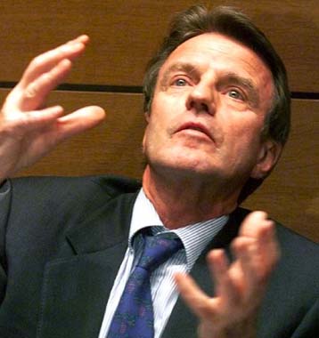 Μία σχεδόν δημοκρατική λύση βλέπει για το Κόσοβο ο Κουσνέρ