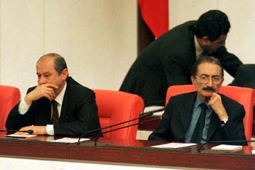 Κλυδωνισμούς προκαλεί στην τουρκική κυβέρνηση η προτεινόμενη συνταγματική μεταρρύθμιση