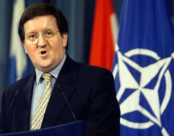 Ισχυρότερους δεσμούς ανάμεσα σε ΝΑΤΟ και ΕΕ ζητεί ο Ρόμπερτσον