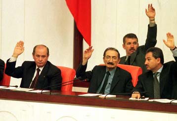 Νίκη-ψυχρολουσία για τον Ετζεβίτ η ψηφοφορία για την αναθεώρηση του Συντάγματος