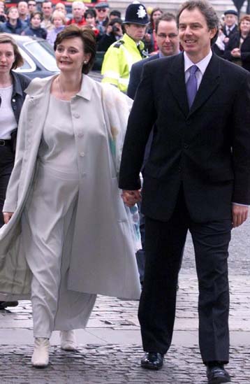 Η Τσέρι ζητεί από τον Τόνι Μπλερ να πάρει γονική άδεια