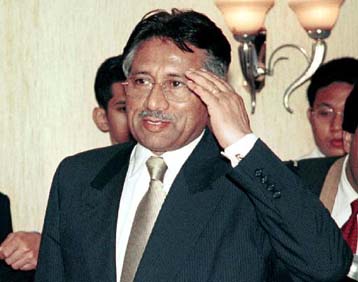 Υπέρ της υπό προϋποθέσεις επιστροφής του Πακιστάν στη δημοκρατία ο Μουσαράφ