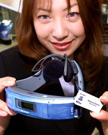 Νέα συσκευή αναπαραγωγής ψηφιακής μουσικής σε σχήμα ακουστικών