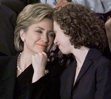 Τον πολύπλευρο χαρακτήρα της προσπαθεί να αναδείξει με συνέντευξή της η Χίλαρι Κλίντον