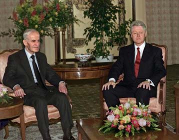 Αδιανόητο να μας ζητήσει ο Κλίντον να βοηθήσουμε τον Μπαράκ, λέει η Συρία