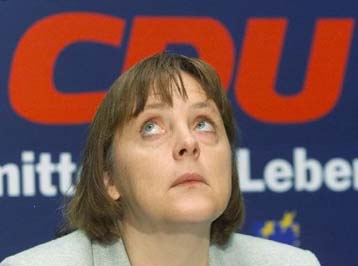 Στο πλευρό της Μέρκελ τάσσεται ο Σόιμπλε