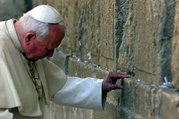 Τη συγχώρεση του Θεού για τα δεινά των Εβραίων ζήτησε ο Πάπας