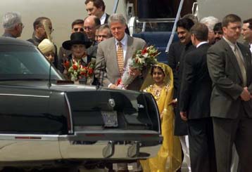 Αποκατάσταση της δημοκρατίας στο Πακιστάν ζήτησε ο Κλίντον από τον Μουσαράφ