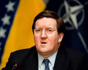 Ο Ρόμπερτσον προειδοποιεί τους Αλβανούς να σταματήσουν τη βία