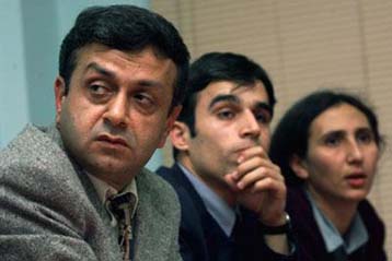 Με απαγόρευση άσκησης του επαγγέλματός τους απειλούνται οι δικηγόροι του Οτζαλάν