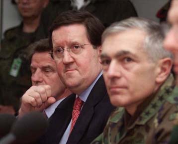 Υπομονή προτείνει ο Κουσνέρ για τη βελτίωση της κατάστασης στο Κόσοβο