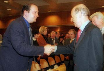 Στις 30 Μαρτίου η τηλεοπτική αναμέτρηση Σημίτη-Καραμανλή