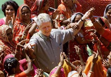 Ο Κλίντον υποδεικνύει σε Ινδία και Πακιστάν διαπραγματεύσεις για Κασμίρ και πυρηνικά