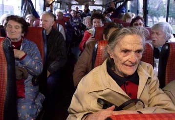 Οι μετανάστες η μόνη λύση για τις γερασμένες ηπείρους