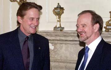 O Μάικλ Ντάγκλας προειδοποιεί για το ενδεχόμενο πυρηνικής αναρχίας