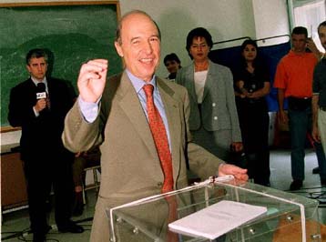 Δημοσκόπηση δίνει προβάδισμα 0,4% στο ΠΑΣΟΚ – Μικραίνει η διαφορά με ΝΔ