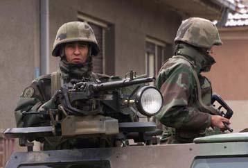 Σέρβοι συλλαμβάνουν επτά στρατιώτες της ΚFOR μέσα στα σερβικά εδάφη