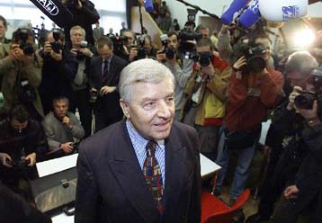 Ο Βάιραουχ αρνείται να καταθέσει στην Kοινοβουλευτική Eπιτροπή για το σκάνδαλο Κολ