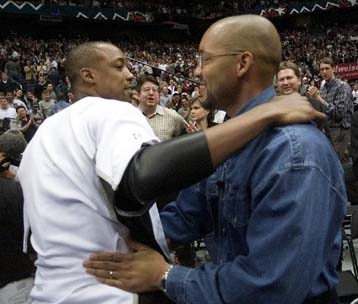 Επίδειξη της ανθρώπινης δύναμης από τον Ελιοτ