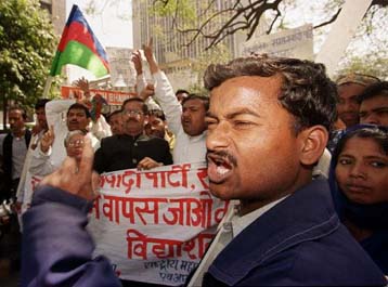 Εναντι αμοιβής η Χίλαρι πείθει τον Μπιλ Κλίντον να επισκεφθεί το Πακιστάν