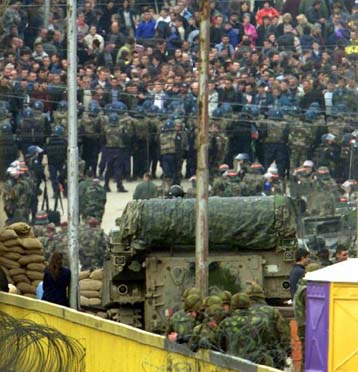 Νέα επεισόδια στη Μιτρόβιτσα – Το Πεντάγωνο φοβάται επικείμενο πόλεμο