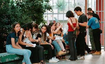 Σε ειδικότητες άσχετες με αυτές που έχουν σπουδάσει απασχολούνται οι απόφοιτοι Λυκείου