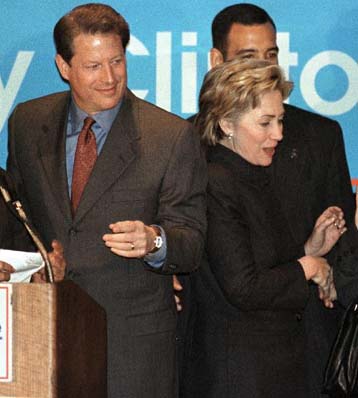 Βροχή από σκάνδαλα απειλούν τον Αλ Γκορ και το ζεύγος Κλίντον