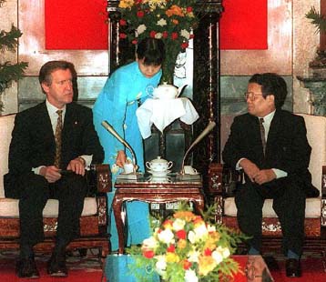 Το εγκώμιο της Κίνας πλέκει από το Ανόι ο Ουίλιαμ Κοέν