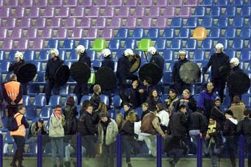 Εκδηλώσεις διαμαρτυρίας από …χούλιγκαν