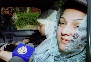 Η αστυνομία κατηγορεί και τη σύζυγο του Σαρίφ για τρομοκρατία και στάση