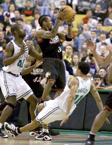 Oι Λέικερς λύγισαν στο τέλος το Σακραμέντο