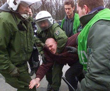 Συμπλοκές στη διαδήλωση των νεοναζί στο Βερολίνο