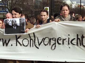 Διαδήλωση έξω από την υποθηκευμένη κατοικία του Κολ