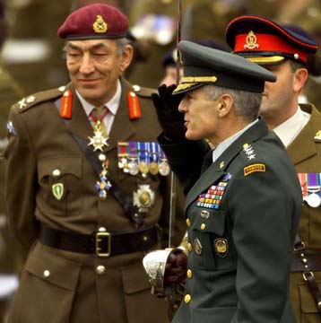 Γεμάτη ρήγματα η αρραγής στάση της Δύσης για τον πόλεμο του Κοσσυφοπεδίου