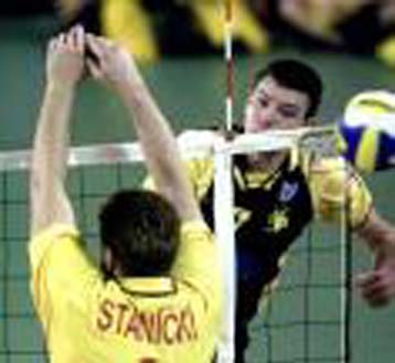 H AEK τρίτη στο Κυπελλούχων νικώντας 3-0 τη Γαλατάσαραϊ