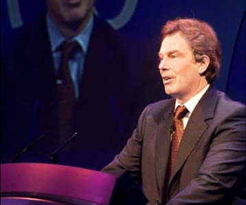 Στήριξη στον Πούτιν δίνει ο Μπλερ στη Μόσχα