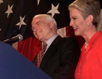 Αποσύρονται από τη μάχη για το χρίσμα Μακέιν και Μπράντλεϊ