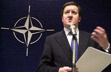 Με ελληνοτουρκικά και ευρωπαϊκή άμυνα θα ασχοληθεί ο λόρδος Ρόμπερτσον στην Τουρκία