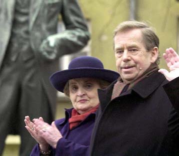 Ο Χάβελ εύχεται να τον διαδεχθεί η Ολμπράιτ στην προεδρία της Τσεχίας