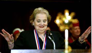 Υποδέχτηκαν την Ολμπράιτ με αβγά στην Τσεχία