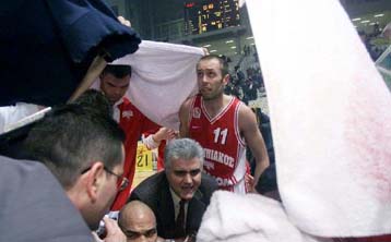 Νίκη Ολυμπιακού με σφαγίδα Εντουαρντς εν μέσω επεισοδίων