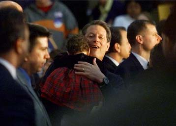 Προτεραιότητα στο θέμα της Βορείου Ιρλανδίας υποσχέθηκε ο Αλ Γκορ