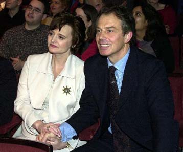 Σε δύσκολη θέση το ζεύγος Μπλερ από υπό έκδοση βιβλίο